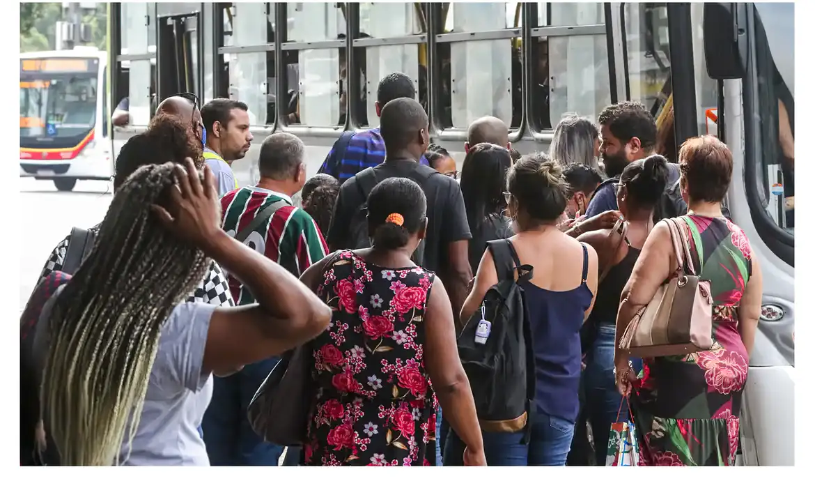 No momento você está vendo Desemprego mais longo cai 21,7% e é o menor já registrado pelo IBGE