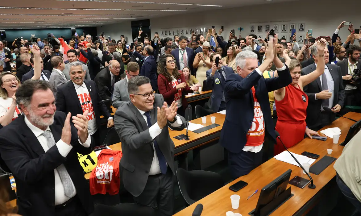 No momento você está vendo Comissão aprova relatório de PEC que acaba com escala 6X1