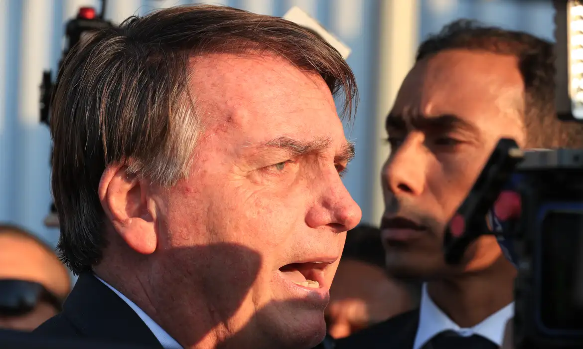 No momento você está vendo Bolsonaro tem alta hospitalar após passar por cirurgia no ombro