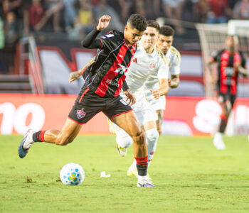 Vitória vence Inter no Barradão e pula pra décimo colocado