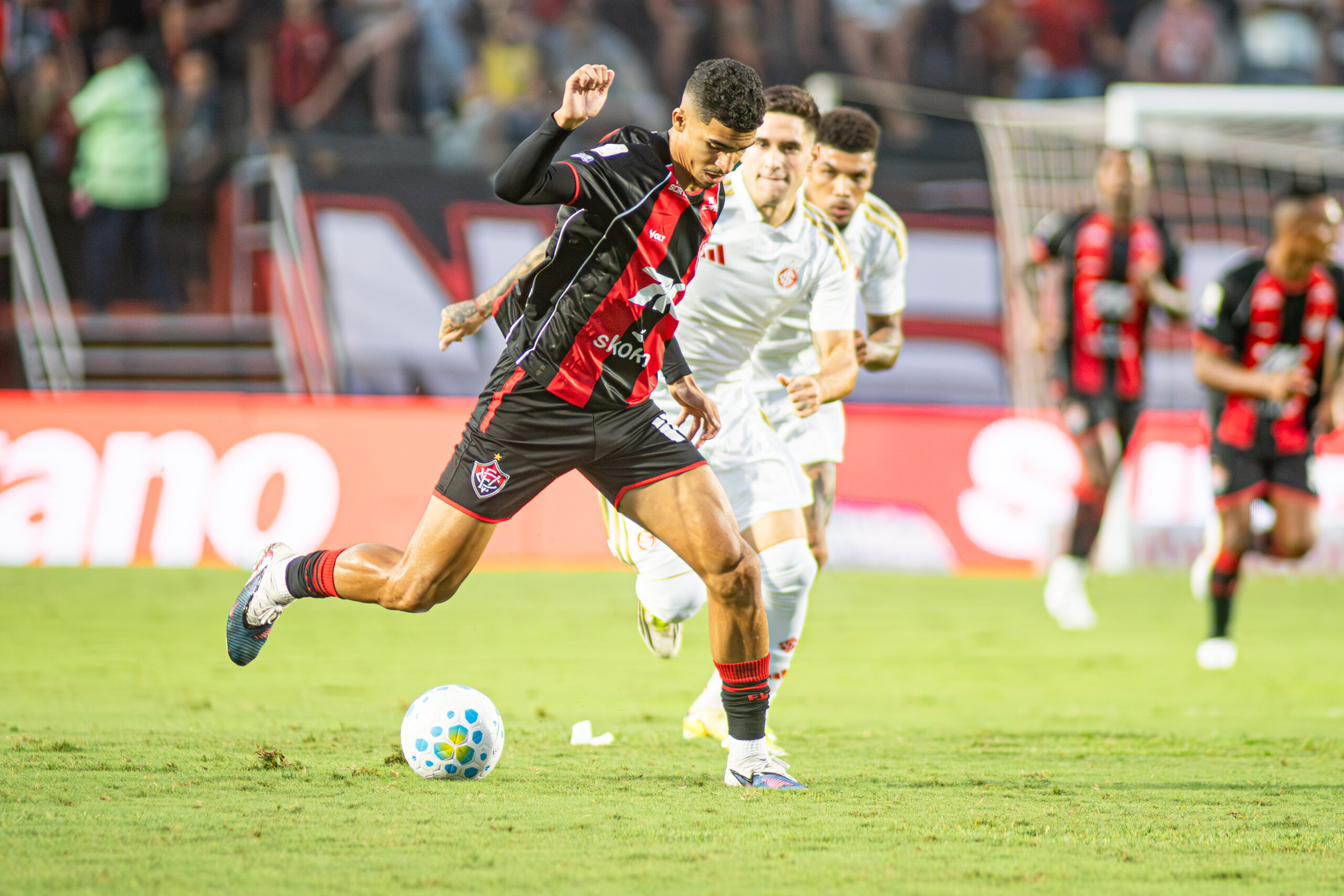 No momento você está vendo Vitória vence Inter no Barradão e pula pra décimo colocado