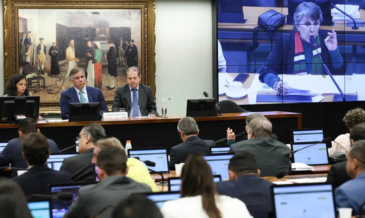 No momento você está vendo Comissão da Câmara aprova redução da maioridade penal para 16 anos