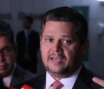 Alcolumbre mantém PEC 6×1 travada em semana esvaziada no Senado