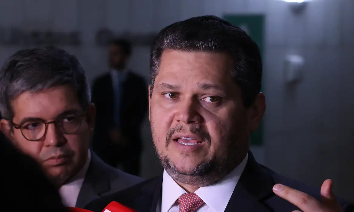 No momento você está vendo Alcolumbre mantém PEC 6×1 travada em semana esvaziada no Senado