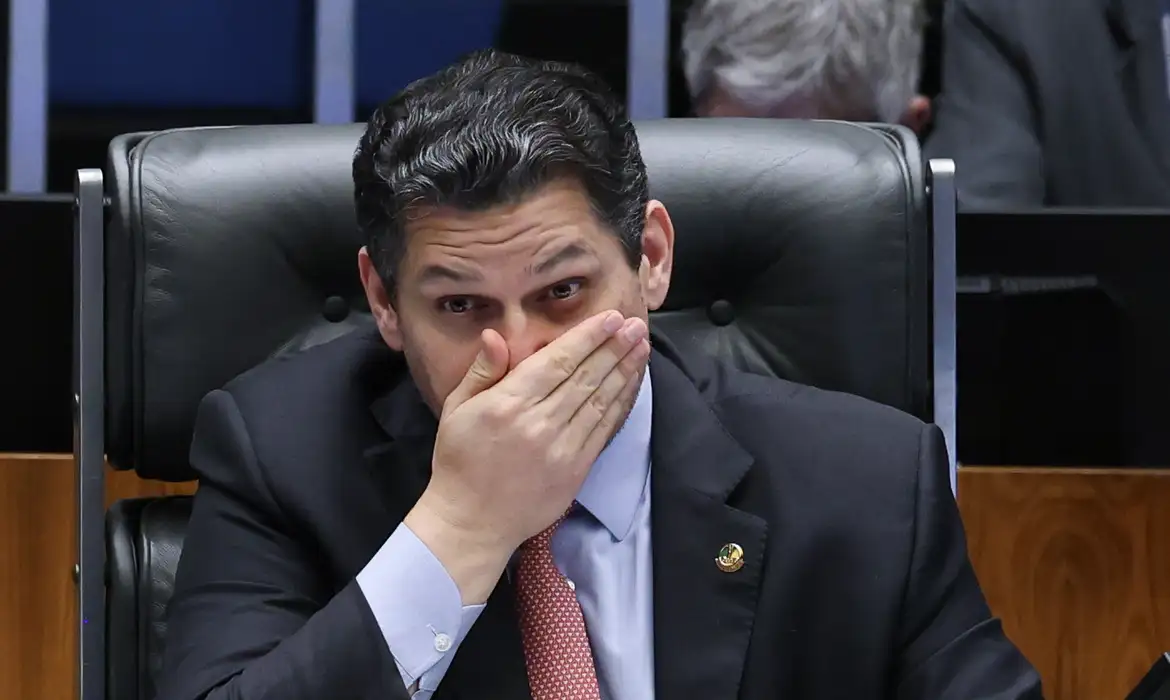 No momento você está vendo Alcolumbre mantém silêncio sobre 6×1 e oposição tenta preservar escala