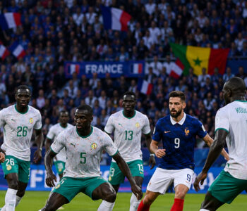 França estreia com vitória sobre Senegal. Uruguai empata com Arábia Saudita