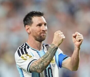 Messi vira maior artilheiro das copas e lidera Argentina em estreia