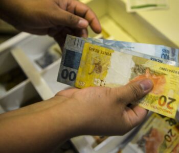 Receita paga nesta terça maior lote de restituição do IR da história