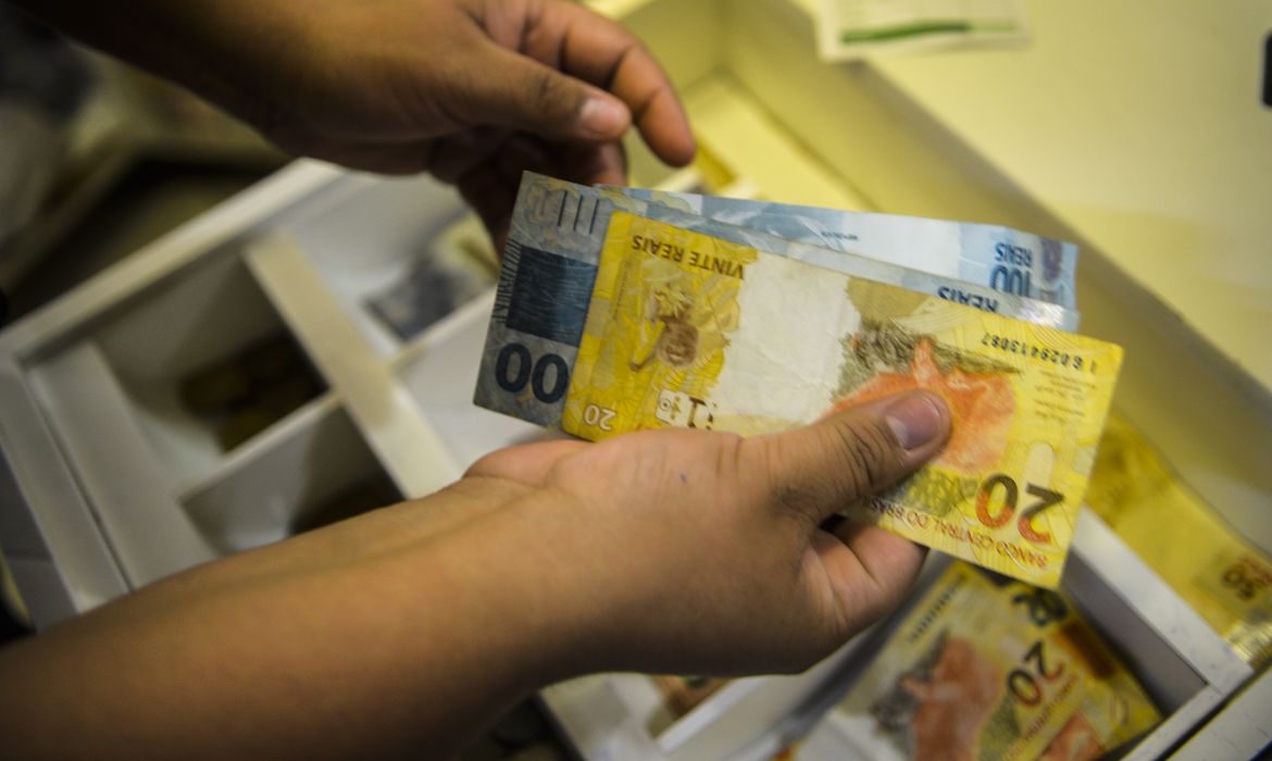 No momento você está vendo Receita paga nesta terça maior lote de restituição do IR da história