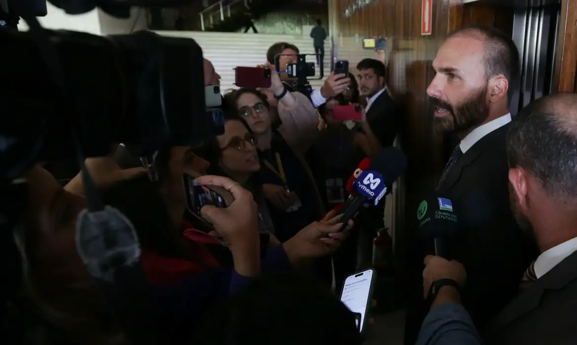 No momento você está vendo STF condena Eduardo Bolsonaro a inelegibilidade e a 4 anos de prisão