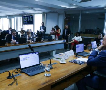 Senadores discutem ritmo de tramitação da PEC do fim da escala 6×1
