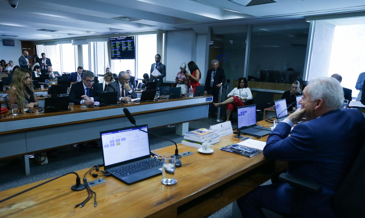 No momento você está vendo Senadores discutem ritmo de tramitação da PEC do fim da escala 6×1