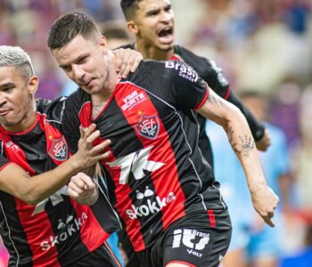 Vitória vence Fortaleza de virada e está com uma mão na taça da Copa do Nordeste