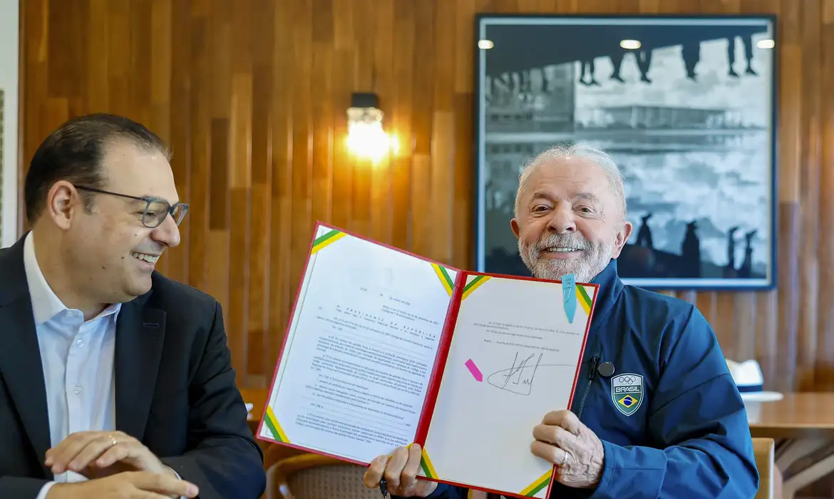 No momento você está vendo Lula sanciona lei que garante renovação automática da CNH