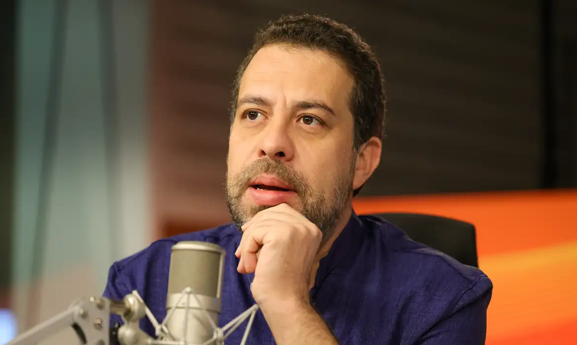 No momento você está vendo Boulos critica lobbies contra o fim da escala 6 por 1 e o Move Brasil