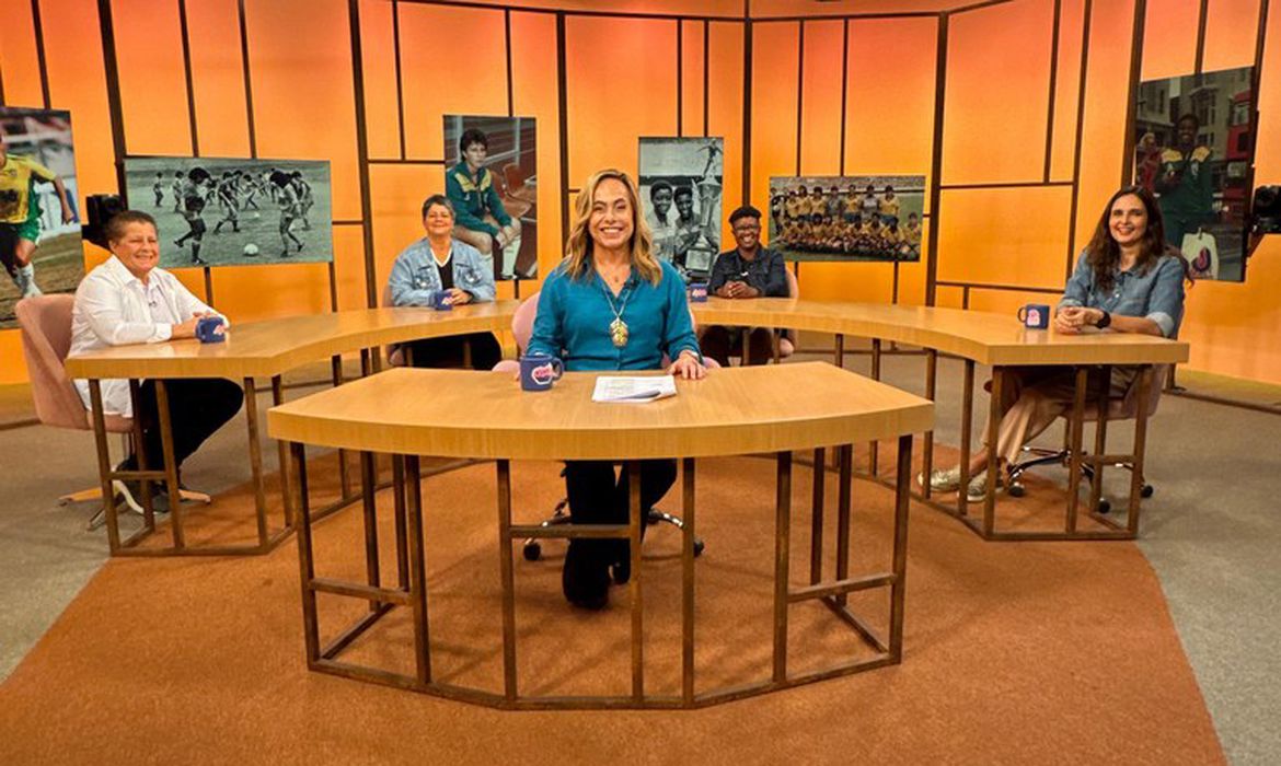 No momento você está vendo Sem Censura recebe pioneiras do futebol a um ano da Copa no Brasil