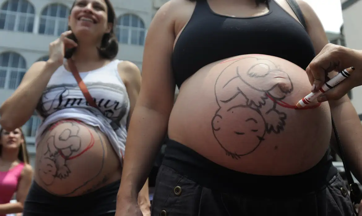 No momento você está vendo Fatores sociais e estruturais empurram mulheres para cesarianas