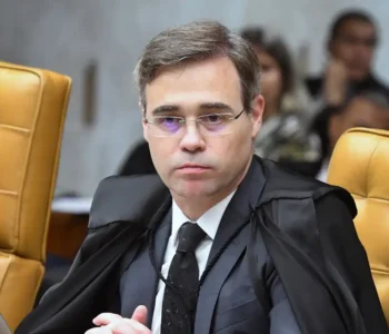 Mendonça autoriza PF a investigar repasses para filme sobre Bolsonaro