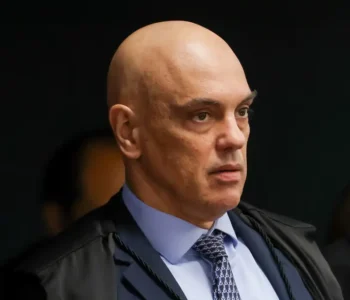Moraes volta a pedir que PGR se manifeste sobre arma de Bolsonaro