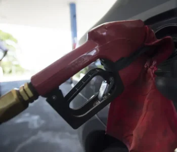 Com nova alta mundial do petróleo, governo mantém desconto na gasolina