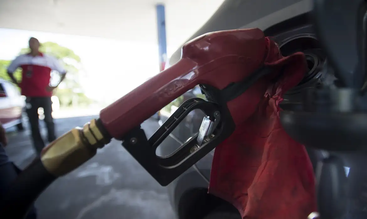 No momento você está vendo Com nova alta mundial do petróleo, governo mantém desconto na gasolina