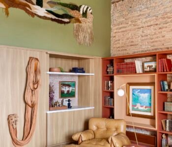 Ambiente Entre Pausas transforma livros, arte e memória em experiência imersiva na Casacor