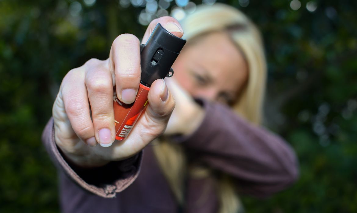 No momento você está vendo Mulheres podem comprar e usar spray de pimenta para defesa pessoal