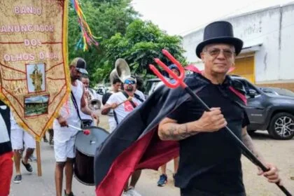 No momento você está vendo Bando dos Olhos D’Água vai com Exu na frente para o anúncio de Sant’Anna