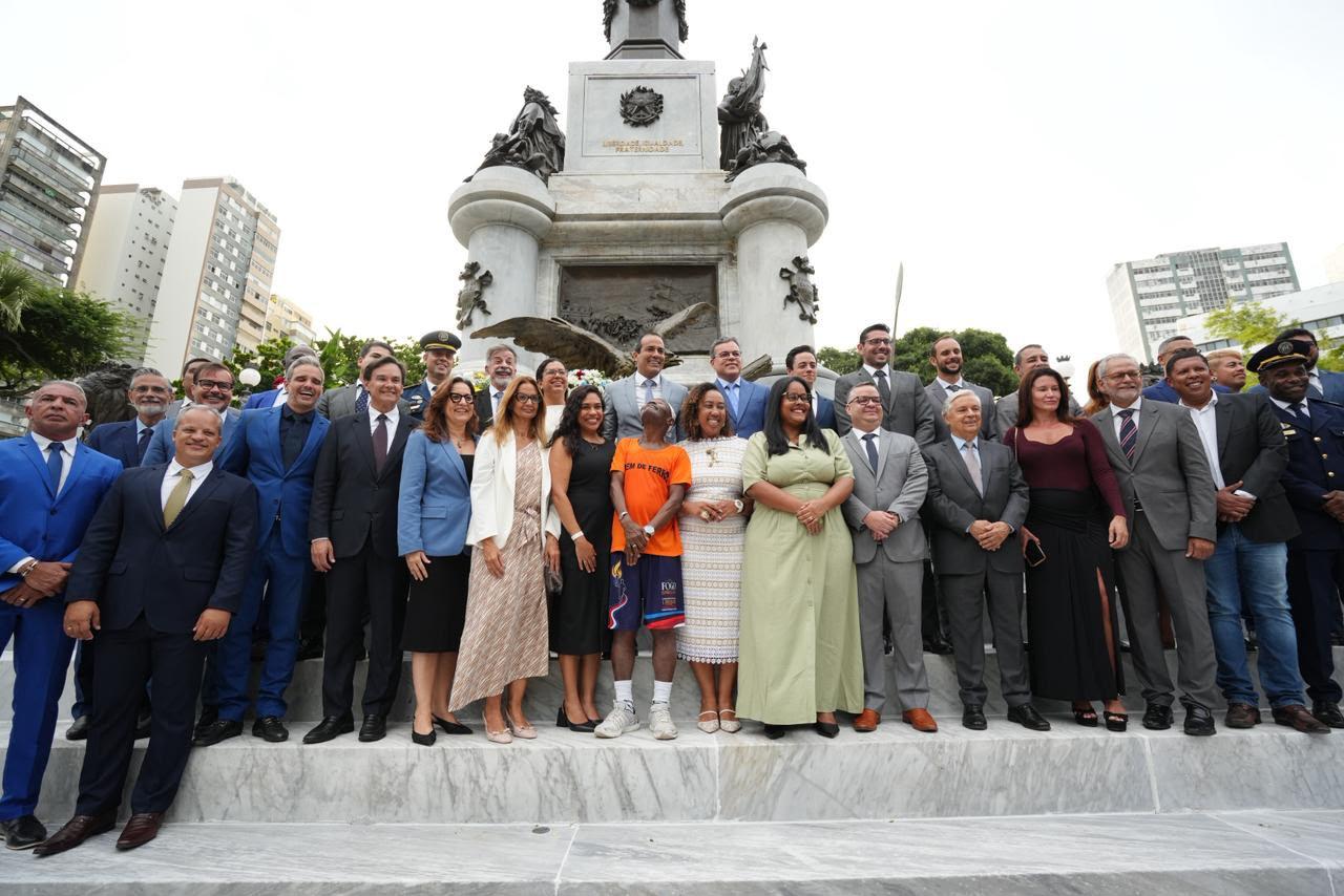 No momento você está vendo Chegada do Fogo Simbólico e do cortejo cívico ao Campo Grande encerra desfile do 2 de Julho em Salvador