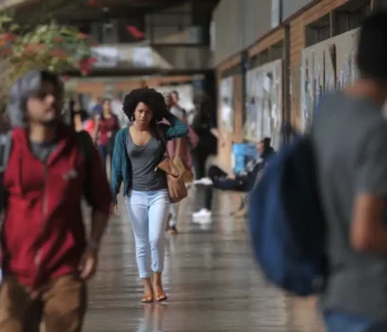 Mais de 54% dos graduandos já abandonaram curso para cuidar dos filhos