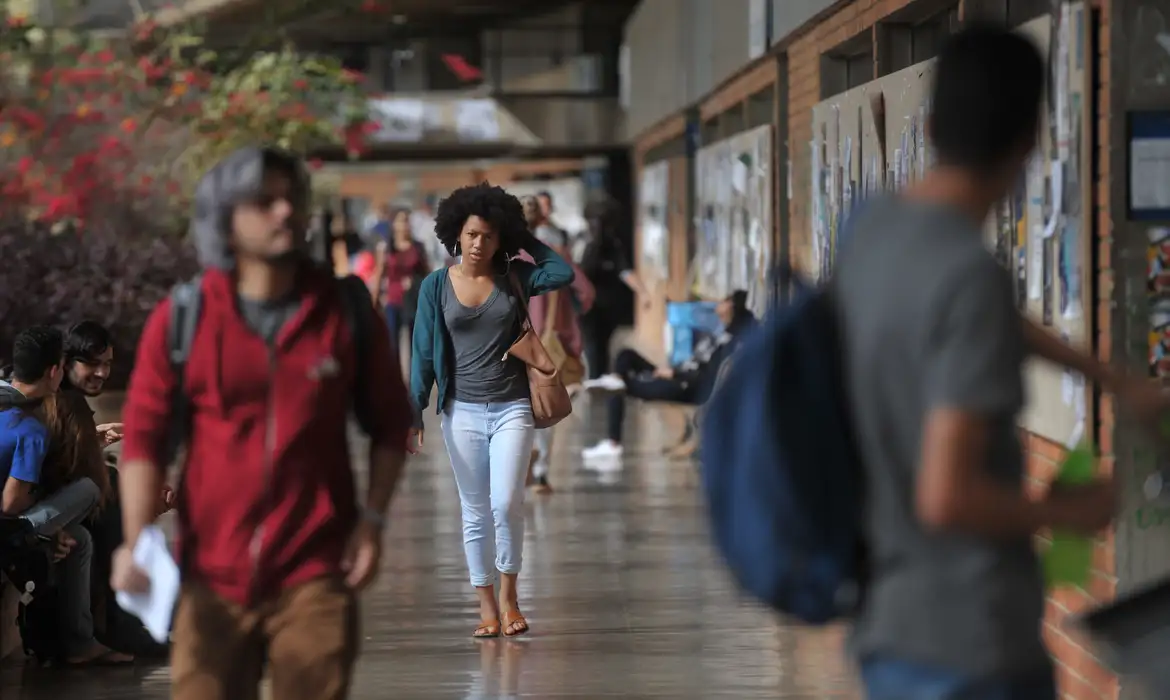No momento você está vendo Mais de 54% dos graduandos já abandonaram curso para cuidar dos filhos