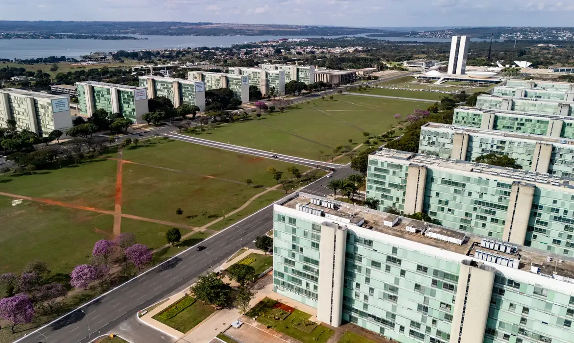 No momento você está vendo Governo nomeia 500 aprovados no CNU para carreiras transversais