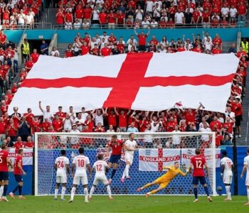 Inglaterra vence Noruega por 2 a 1