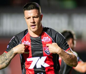 Vitória vence Vasco e sobe na classificação