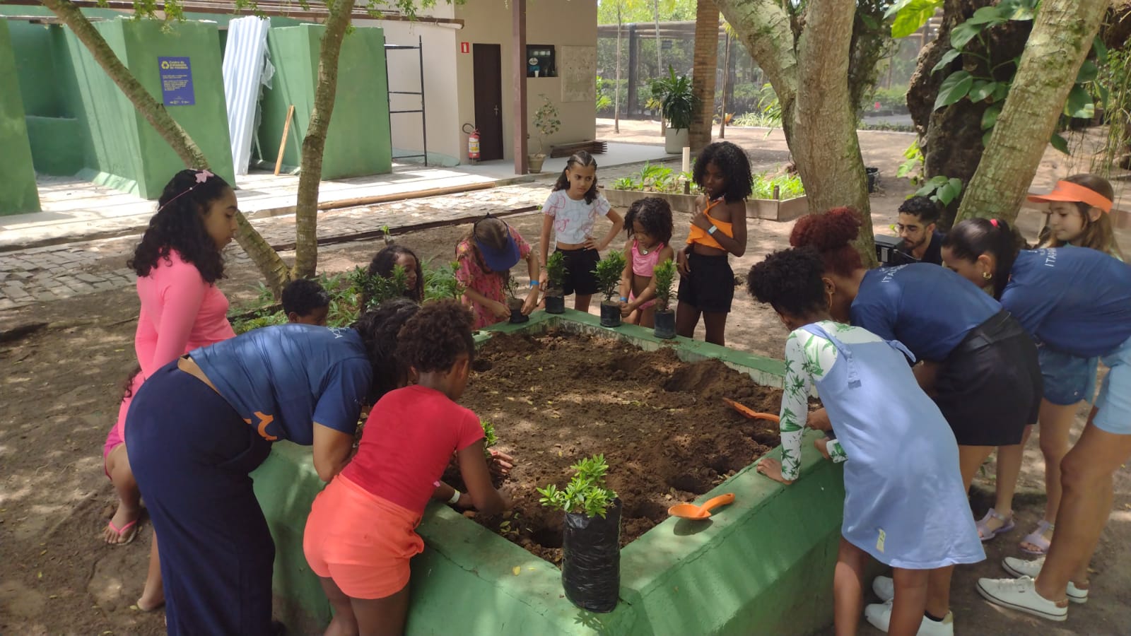 No momento você está vendo Em Itaparica, estudantes transformam visitas escolares em experiências científicas