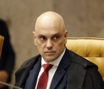 Moraes suspende visitas de Flávio a Bolsonaro na prisão domiciliar