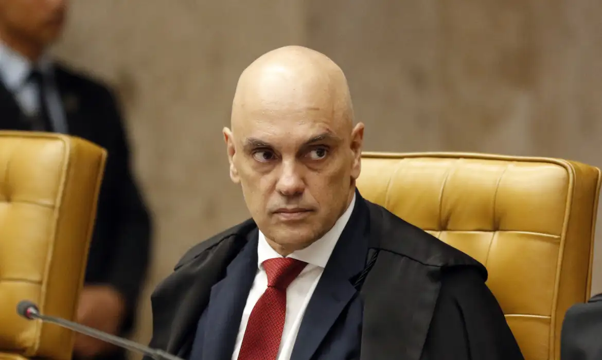 No momento você está vendo Moraes suspende visitas de Flávio a Bolsonaro na prisão domiciliar