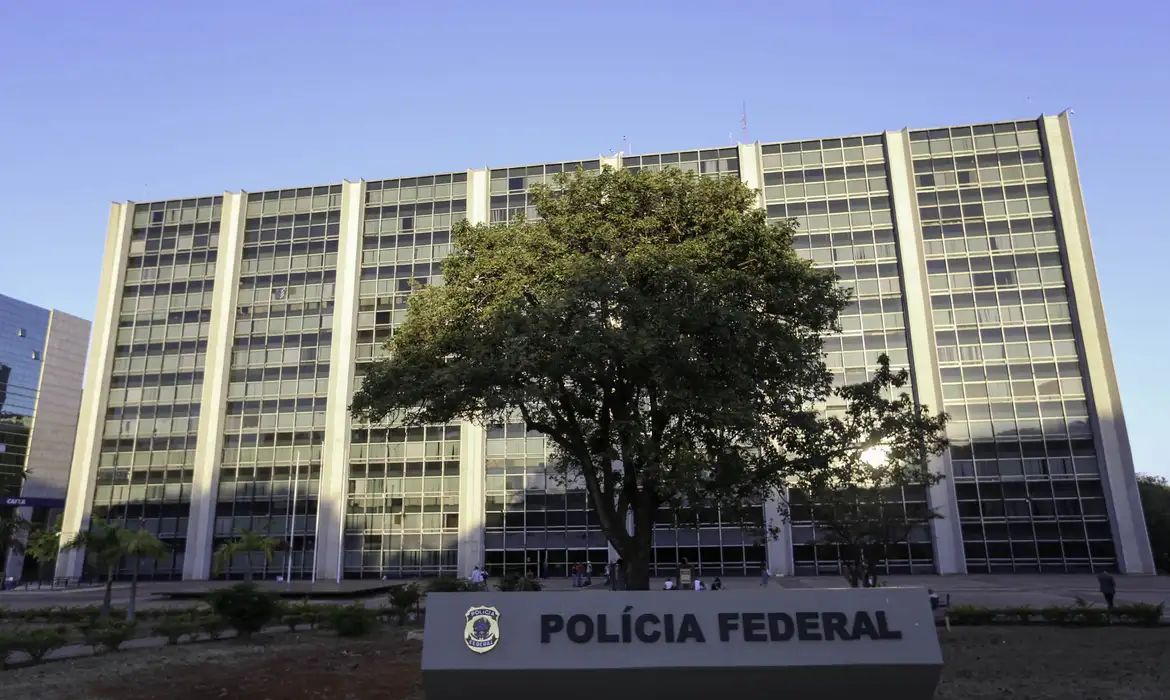 No momento você está vendo Polícia Federal faz operação para conter lavagem de dinheiro do PCC