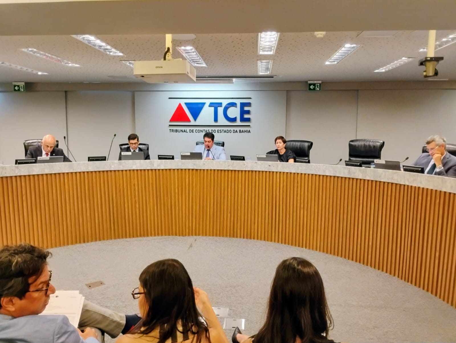 No momento você está vendo TCE condena ex-prefeito de Itaetê a devolver R$ 28,8 mil ao erário e a pagar multa