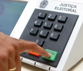 Datafolha: 44% dos eleitores se identificam com direita; 39% com esquerda