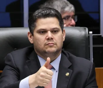 Alcolumbre destrava PEC do fim da 6×1 após conversas com Lula