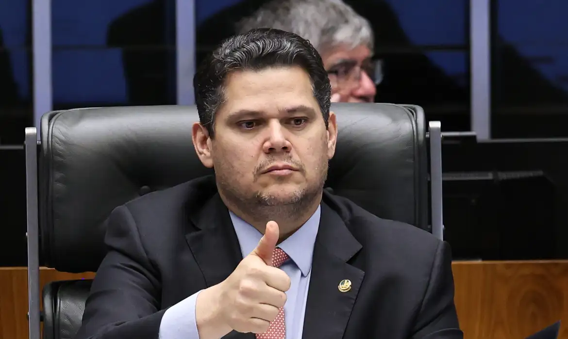 No momento você está vendo Alcolumbre destrava PEC do fim da 6×1 após conversas com Lula