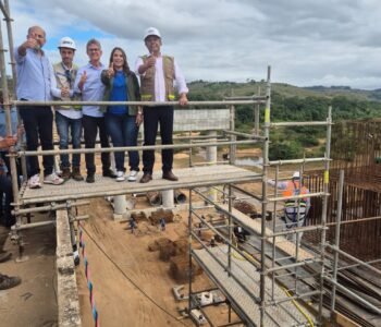 Jerônimo vai no pé da obra acompanhar trabalhos da Ponte do Rio Jequitinhonha