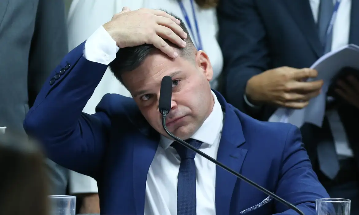 No momento você está vendo Moraes determina cassação da aposentadoria de ex-diretor da PRF
