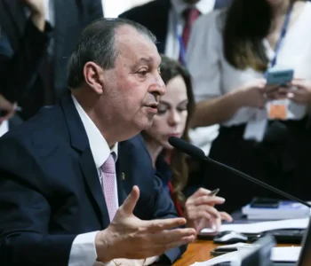 Relator da CCJ do Senado vota a favor da PEC do fim da escala 6×1