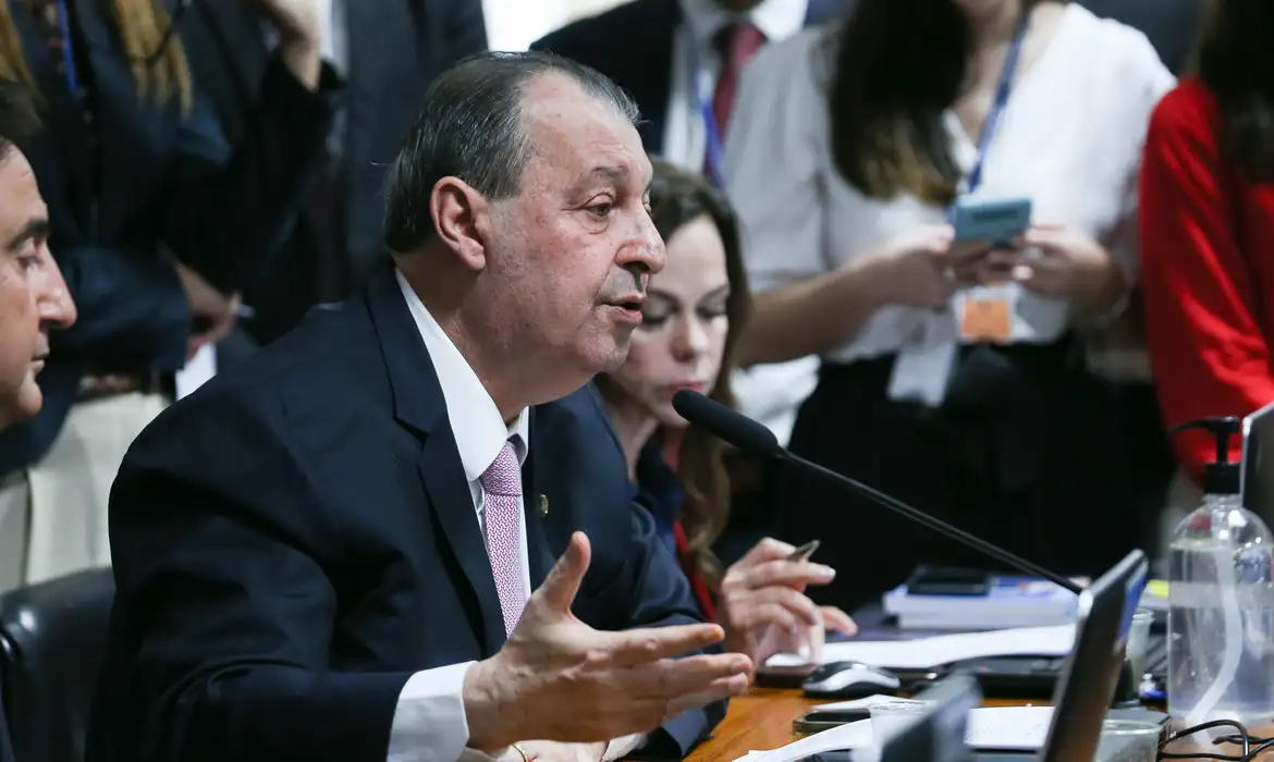 No momento você está vendo Relator da CCJ do Senado vota a favor da PEC do fim da escala 6×1