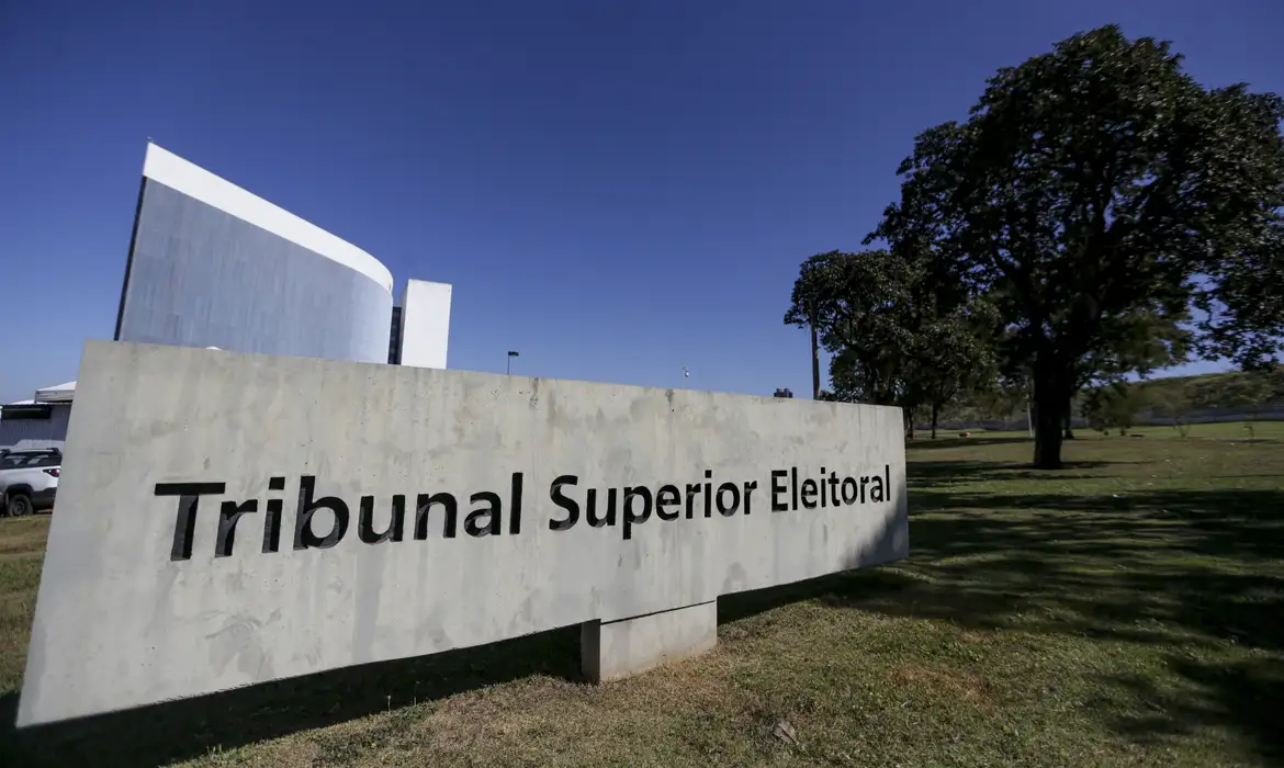 No momento você está vendo TSE cria conselho para monitorar desinformação e IA nas eleições