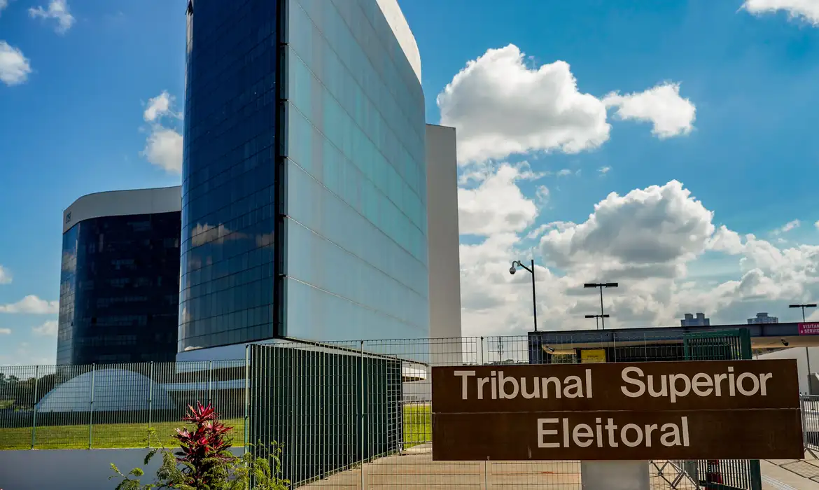 No momento você está vendo TSE se reúne nesta quinta em busca de consenso sobre IA nas eleições