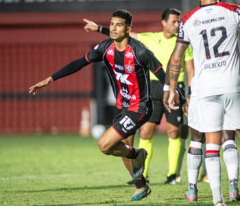 Leão vara o Furacão e vai pras quartas