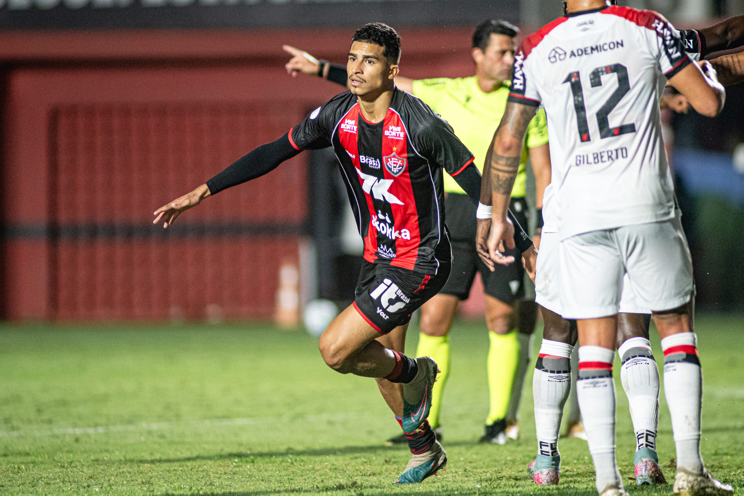 No momento você está vendo Leão vara o Furacão e vai pras quartas